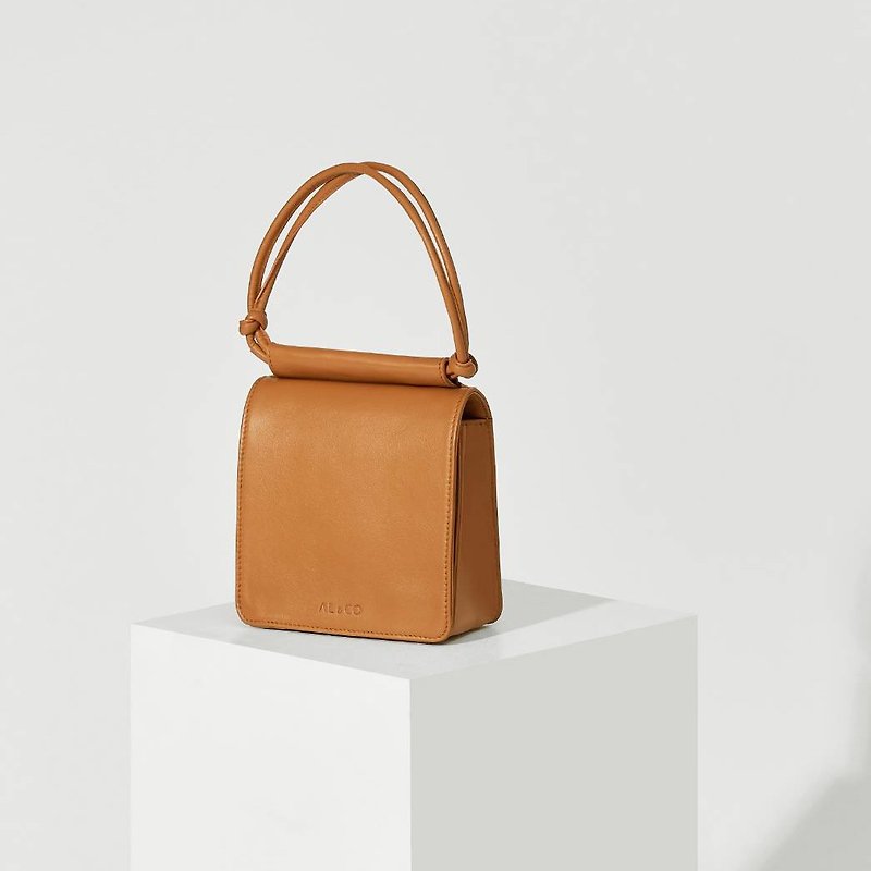Hayden Leather Flap Bag in Caramel - 侧背包/斜挎包 - 真皮 咖啡色