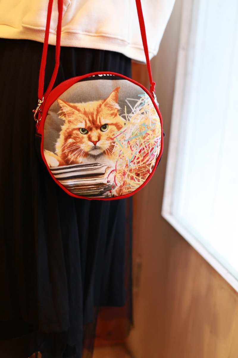 【好日手作】Handmade。摇滚酷猫小圆包。新年礼物 交换礼物 生日礼物 - 侧背包/斜挎包 - 其他材质 红色
