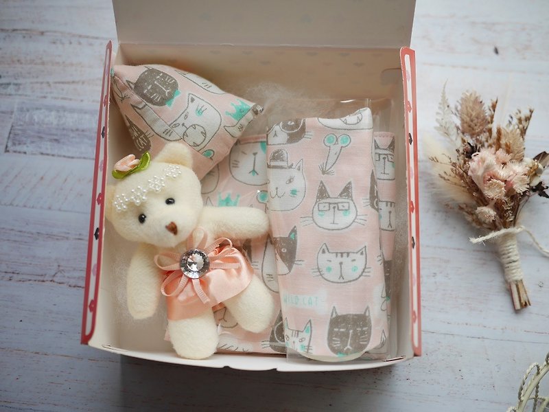 小猫弥月礼盒 口水巾 手帕 三角玩具摇铃 (现货) - 满月礼盒 - 棉．麻 粉红色