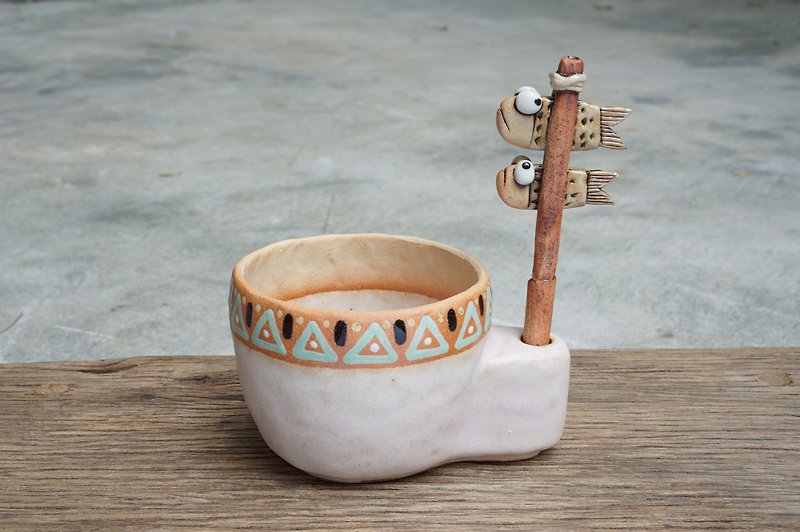 Plant pot with a fish ,lithops,cactus,ceramics,pottery,handmade - 花瓶/陶器 - 陶 卡其色