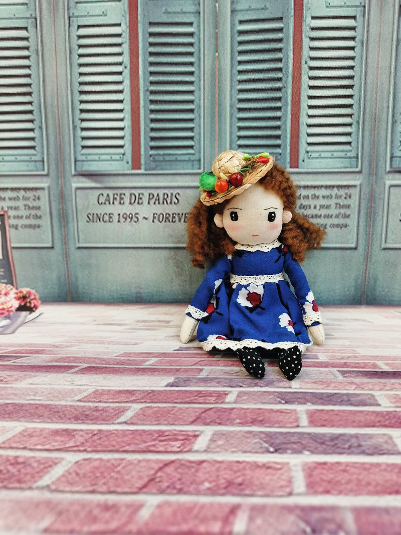 Handmade doll in curly hair - 玩偶/公仔 - 棉．麻 