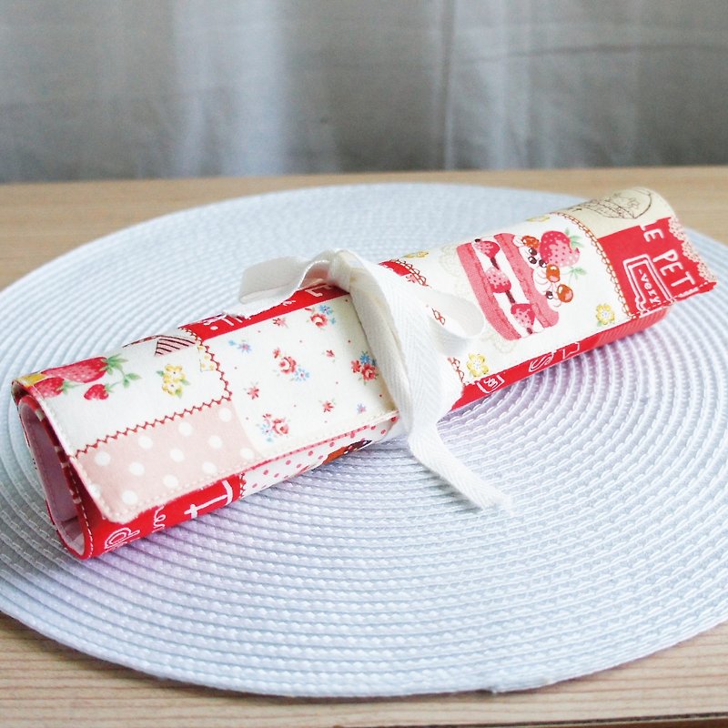 Lovely日本布草莓季、草莓蛋糕大拼花卷轴餐具袋、工具袋、红 - 筷子/筷架 - 棉．麻 红色