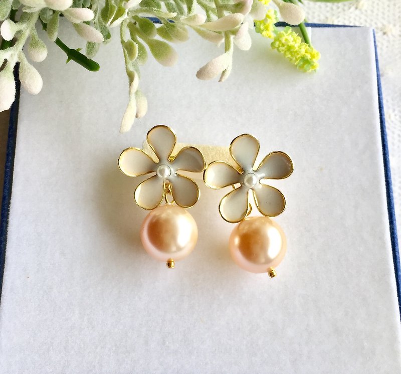 Flower × Perl pierce フラワーパールピアス - 耳环/耳夹 - 其他金属 白色