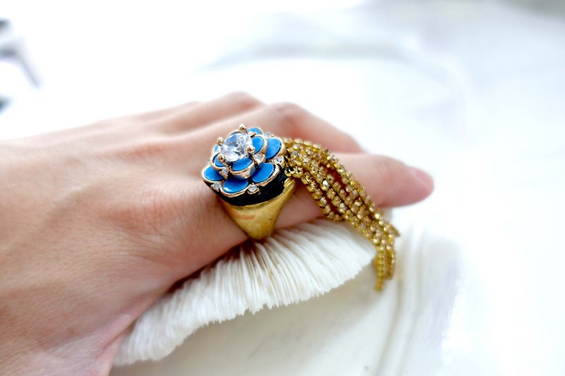 TIMBEE LO 蓝色小花锆石闪钻流苏链子黄铜戒指 可调整尺寸宽度 - 戒指 - 铜/黄铜 金色