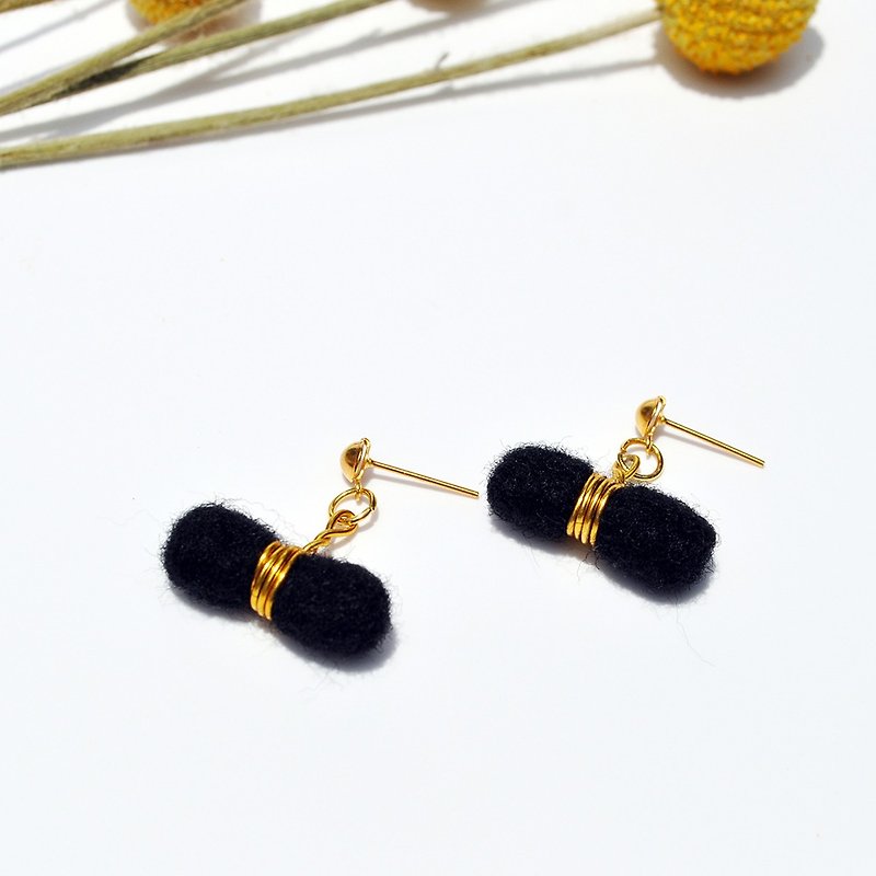 商品名称:黑色绑粽子羊毛毡耳环 - 耳环/耳夹 - 羊毛 黑色