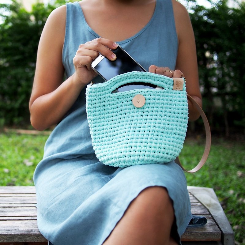 Handmade crochet bag light green (t-shirt yarn) with natural color leather strap - 手提包/手提袋 - 聚酯纤维 绿色