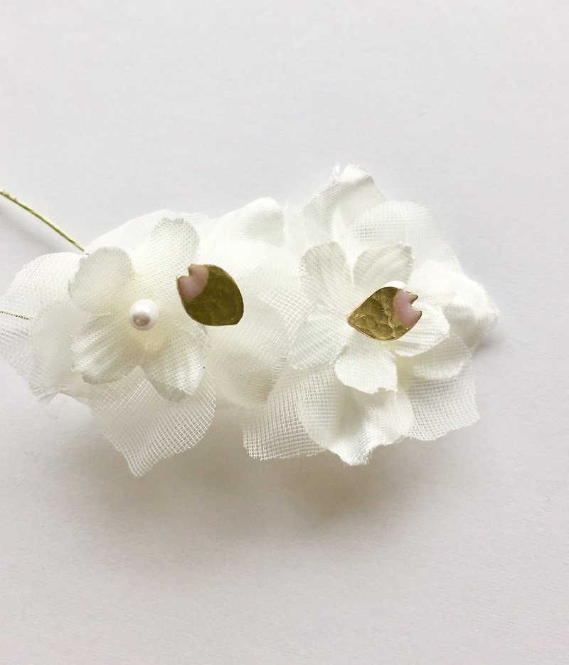 petal pierces （花びらピアス） - 耳环/耳夹 - 其他金属 金色