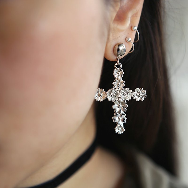 Flower Cross Earrings, Floral Cross Earrings, Cross Earrings, Cross Jewelry, Silver Plated Cross Earrings, Crucifix Earrings, Oxidize Cross - 耳环/耳夹 - 其他金属 银色