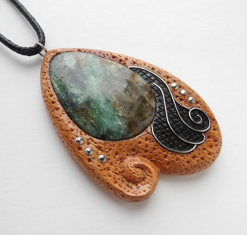 Wooden inlaid pendant with fuchsite - 项链 - 木头 多色