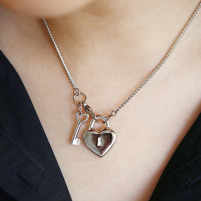 Two sided heart lock and key pendants, Heart pendant, Anatomical heart pendant, Heart Lock And Key Charms, Heart Y necklace, Silver plated - 项链 - 其他金属 银色