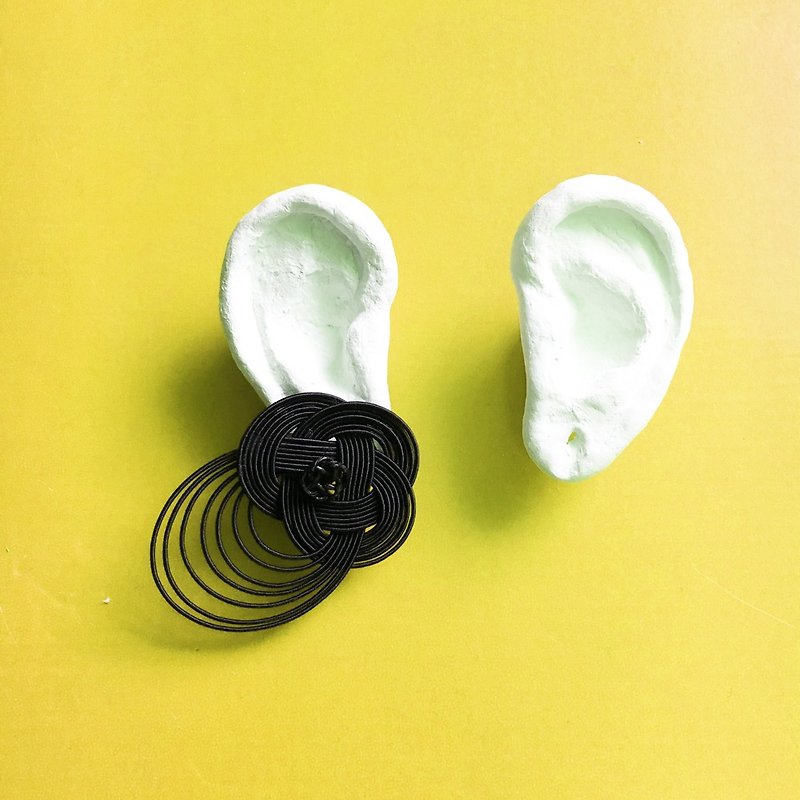 菜の花結びの片耳イヤリング -Black-(ピアス可) - 耳环/耳夹 - 其他材质 黑色