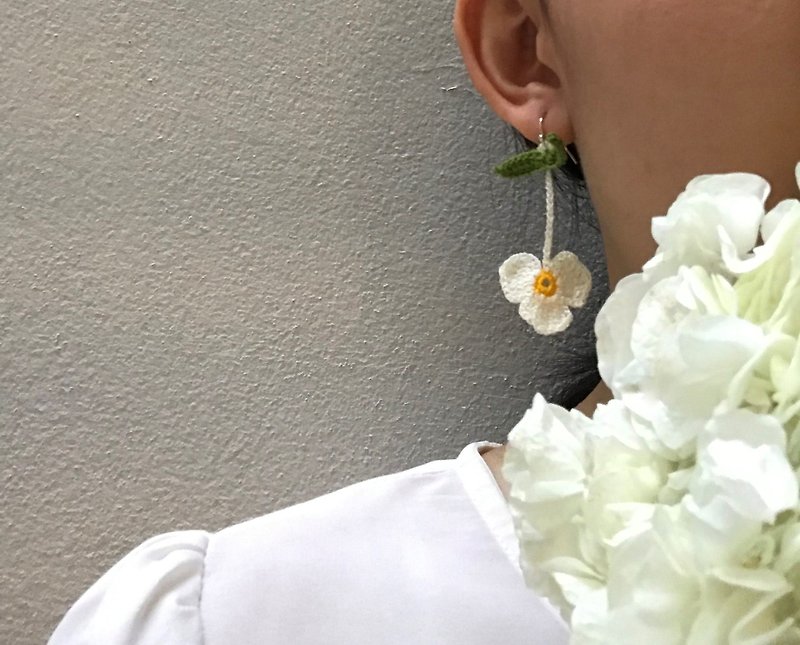 繡球花 耳環/耳夾 Hydrangea earring crochet - 耳环/耳夹 - 贵金属 白色