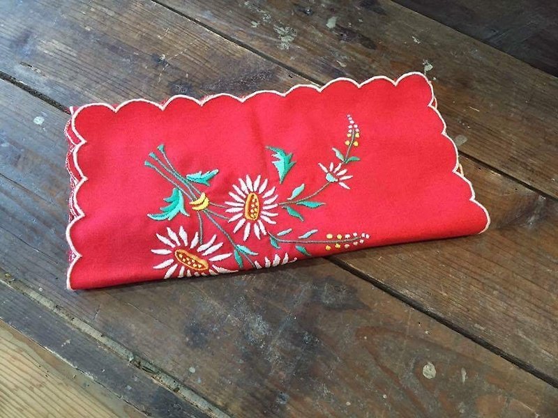 古董手工刺绣红色长桌巾（JS） - 餐垫/桌巾 - 棉．麻 红色