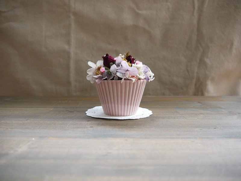 【想吃一口的杯子蛋糕】不凋绣球花X干燥花 陶瓷粉色杯子蛋糕桌花 - 植栽/盆栽 - 植物．花 粉红色