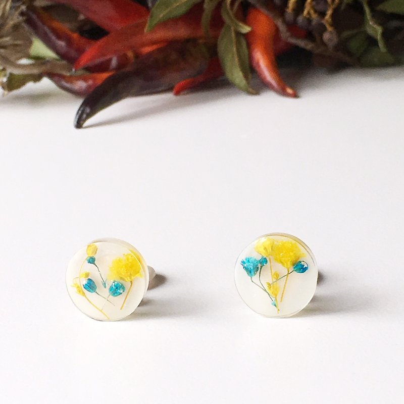 Stud earrings contained Yellow and Blue Babys breath (15mm) - 耳环/耳夹 - 其他材质 白色