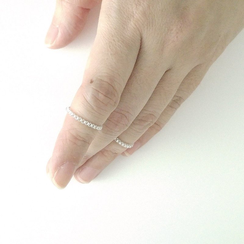 Silver Whisper Ring, Stackable Ring, Silver Ring, Silver Beaded Ring, Minimalist, Modern, Trendy, Urban, Romantic - 戒指 - 玻璃 银色