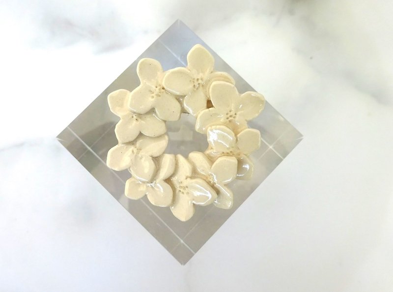 花のbroach ニチニチソウ - 胸针 - 陶 白色