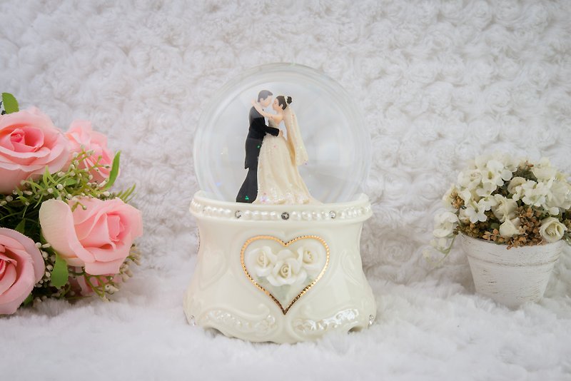 婚礼上的华尔滋 水晶球音乐盒 情人节礼物 结婚新婚礼物 婚礼布置 - 摆饰 - 瓷 