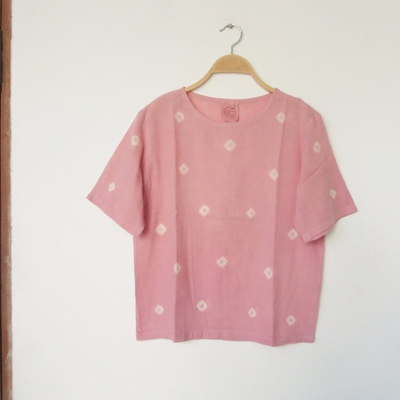 linnil: Pastel pink dot shirt / short-sleeve / natural dye - 女装上衣 - 棉．麻 粉红色