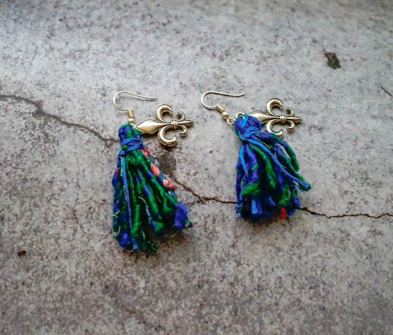 尼泊尔回收纱丽丝流苏耳环 - 耳环/耳夹 - 丝．绢 蓝色