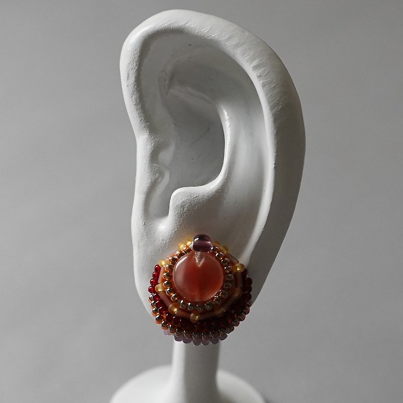ビーズ刺繍のイヤリング ピアス 1　ブラウン　レッド　パープル　おおぶり　一点もの - 耳环/耳夹 - 玻璃 咖啡色