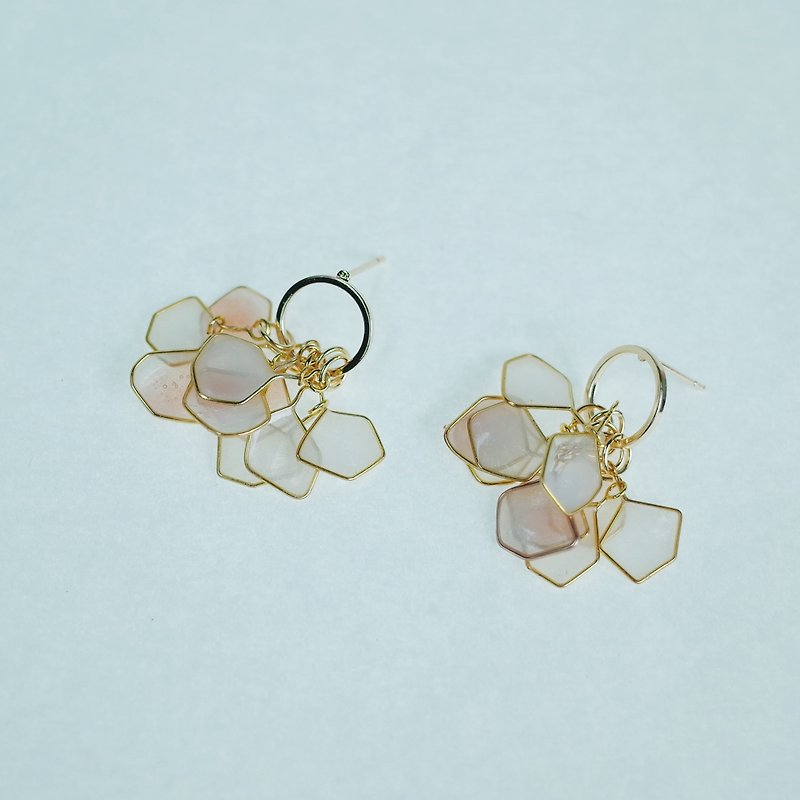 琥珀粉花瓣圆框耳环 - 耳环/耳夹 - 树脂 粉红色