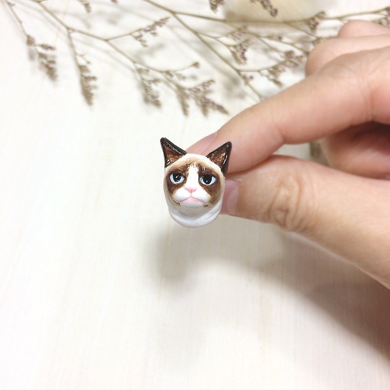 Grumpy Cat Brooch, Cat pin, cat sculpture, cat lover gifts - 胸针 - 粘土 咖啡色