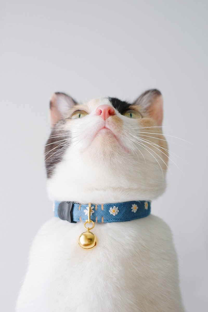 : MINI DAISIES : Spruce blue - Handmade embroidered flower breakaway cat collar - 项圈/牵绳 - 棉．麻 蓝色