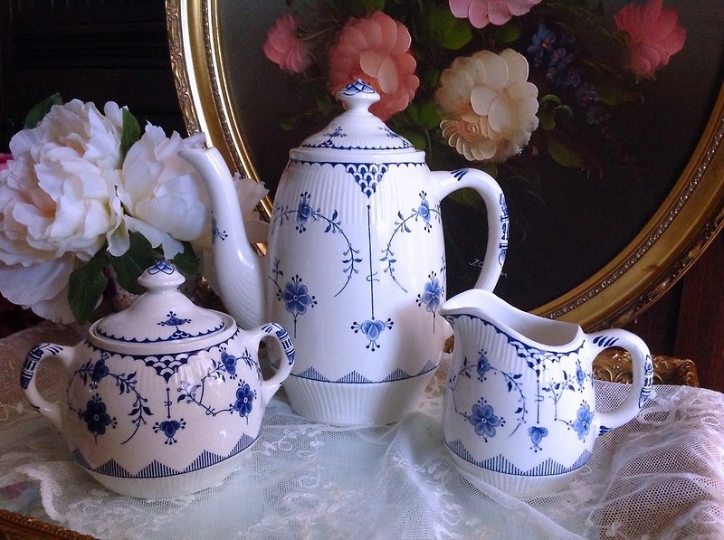 ♥安妮疯古物♥英国瓷器 1890 年 Denmark 手绘沽蓝唐草系列古董花茶壶~ 指定买家下标 - 茶具/茶杯 - 瓷 