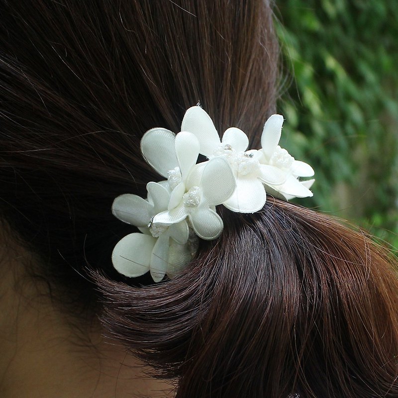 Ivory Flower Romantic Scrunchie - 发饰 - 其他材质 白色
