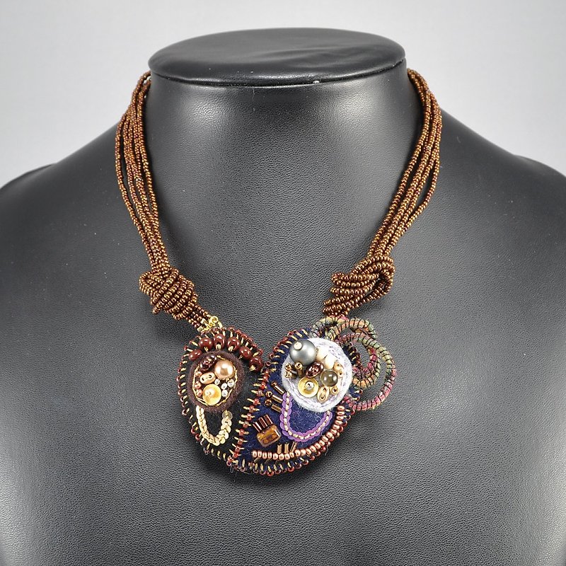 Black heart necklace,statement necklace, felt necklace,embroidered necklace - 项链 - 羊毛 黑色