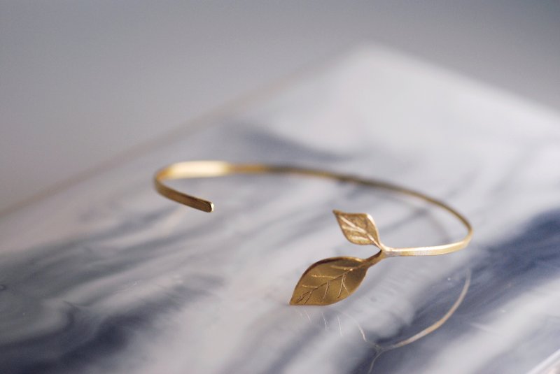 黄铜叶子幼手镯 - 手链/手环 - 其他金属 金色