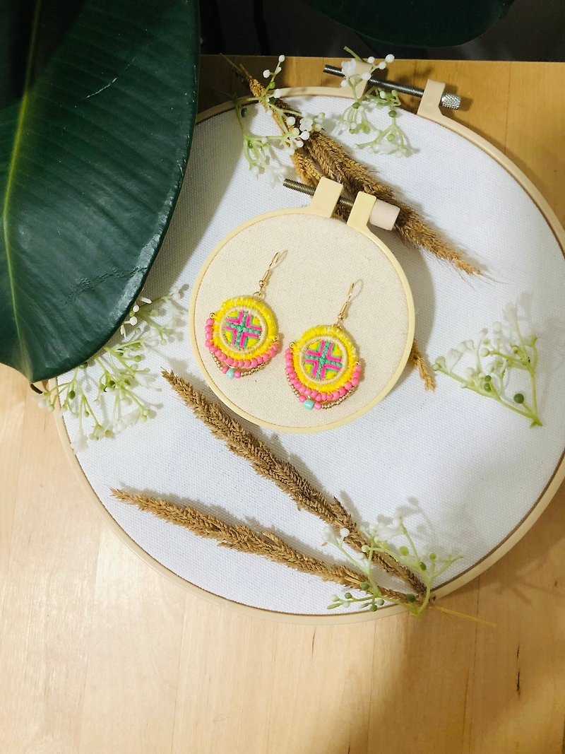 The hand woven earrings, Cute earrings, handmade jewelry - 耳环/耳夹 - 绣线 多色
