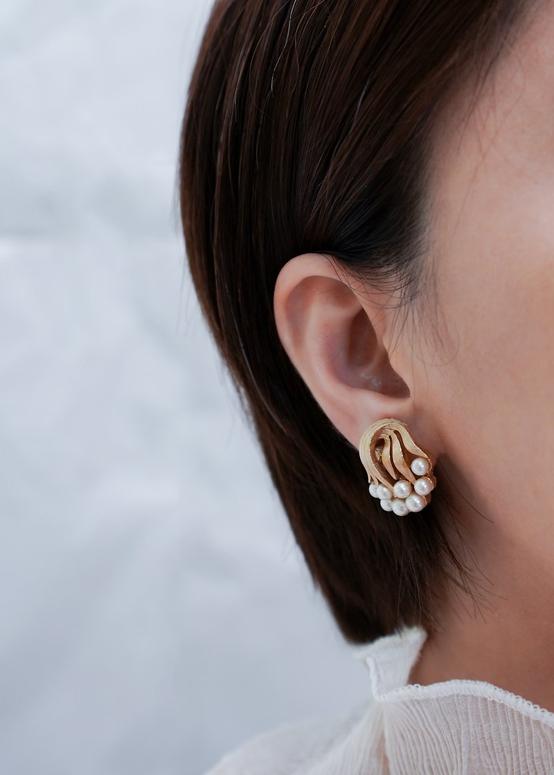 1960年代Lisner人造珍珠金色海草夹式耳环 - 耳环/耳夹 - 其他金属 金色