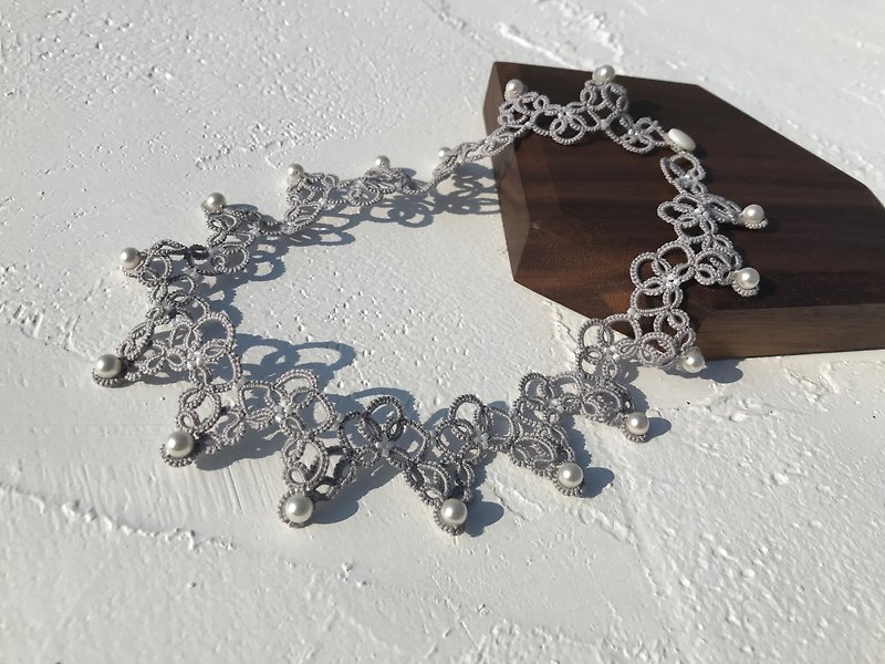 手织蕾丝三角形项链 (灰色) / 情人节 / 礼物 / Swarovski水晶珍珠 / 定制化 - 项链 - 棉．麻 灰色