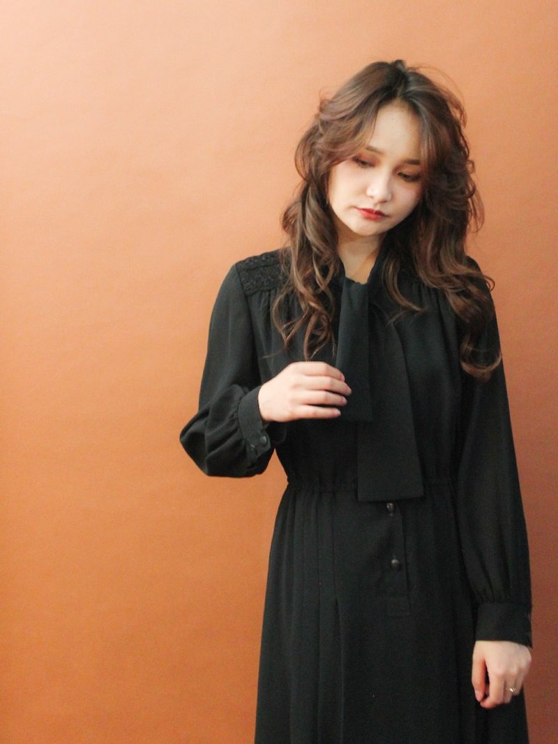 复古秋冬日本制典雅黑色蕾丝拼接领结百折长袖古着洋装 - 洋装/连衣裙 - 聚酯纤维 黑色