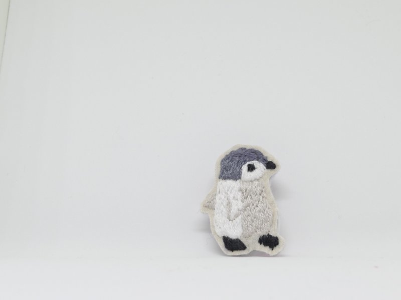【Mu La様オーダー】刺繍のミニがま口 赤ちゃんペンギン - 零钱包 - 棉．麻 黑色