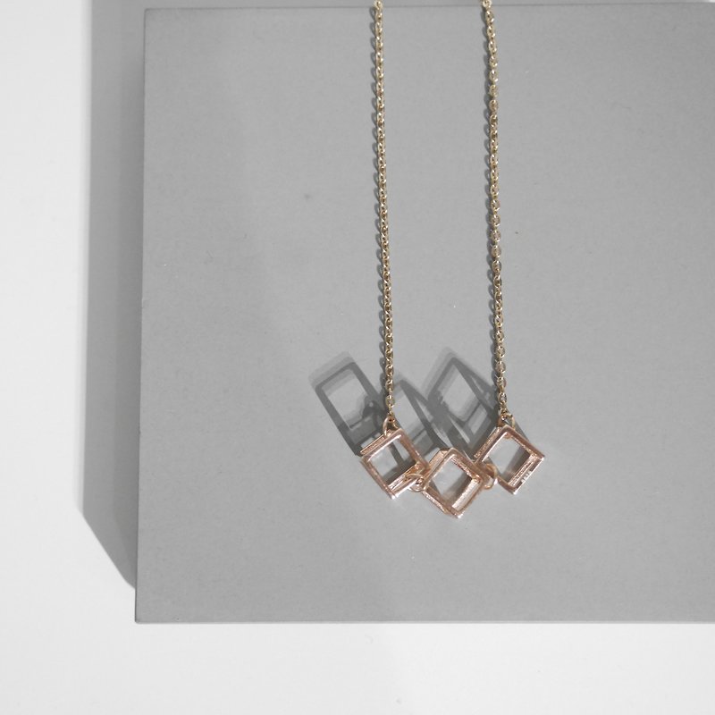 母亲节礼物 | 18K玫瑰包金 3D立方体吊坠横款颈链项链 - 颈链 - 其他金属 粉红色