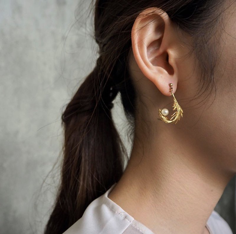 弧形羽毛 珍珠耳环 - 耳环/耳夹 - 其他金属 金色