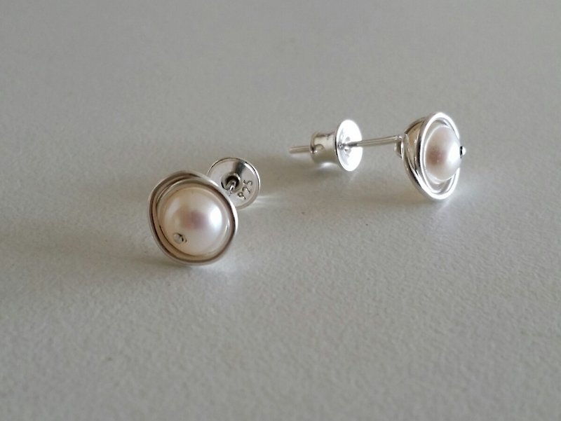 轻耳饰 天然珍珠 纯银线 设计师手工饰品 - 耳环/耳夹 - 其他金属 白色