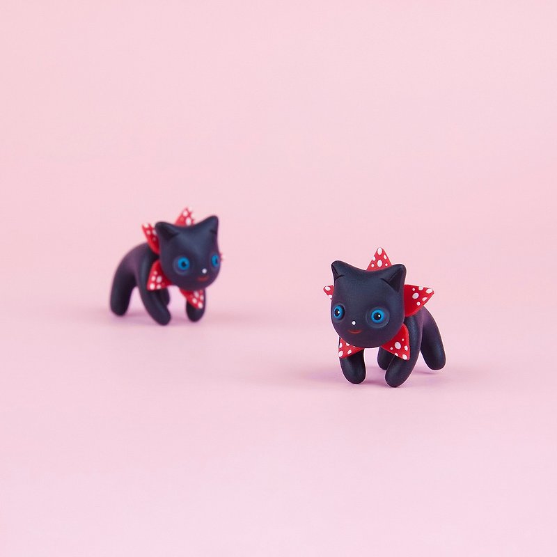 Demogorgon Cat Earrings - Polymer Clay Jewelry, Handmade and Handpainted - 耳环/耳夹 - 粘土 黑色