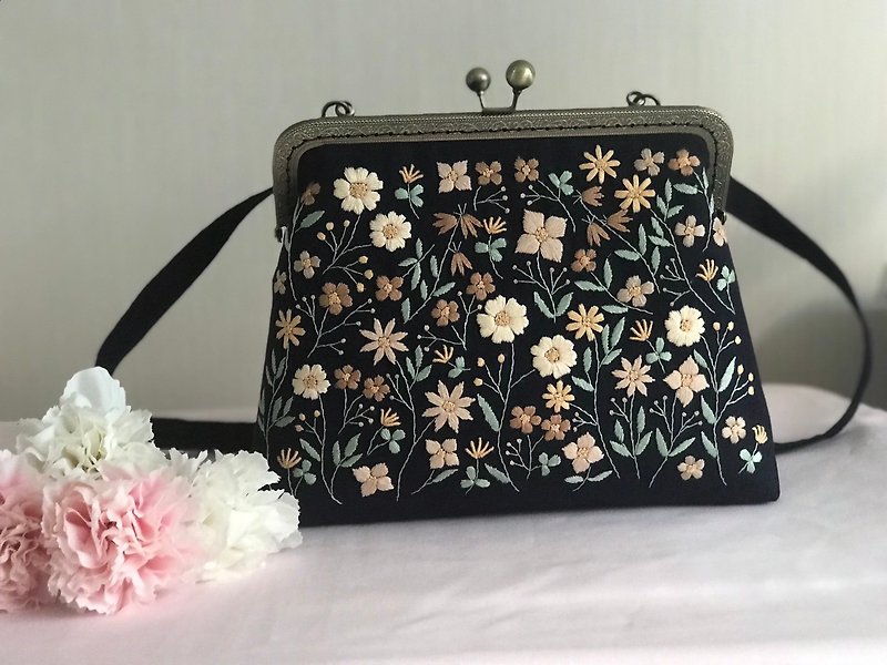 Shoulder bag , Linen , navy blue, embroidered flowers, pikachu - 侧背包/斜挎包 - 棉．麻 