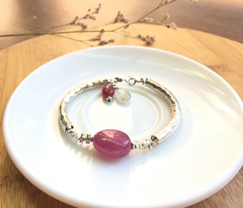 Ops Ruby Jade silver elegant bracelet - 红宝石/银管/冰透/纯银/天然石/玉/恋爱/人缘/幸福/礼物 - 手链/手环 - 宝石 红色