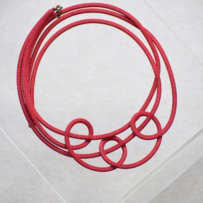 Lussli针织项链: 缠绕 - 暗红 - 项链 - 丝．绢 红色