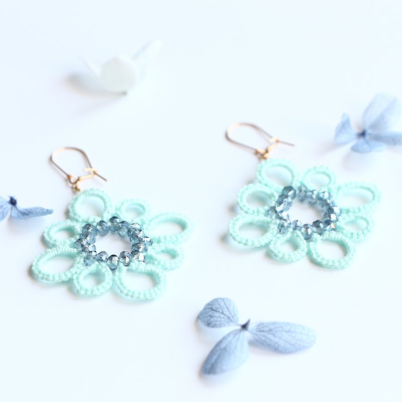 Tatting lace flower pierced earrings with glass beads light blue14kgf - 耳环/耳夹 - 棉．麻 蓝色