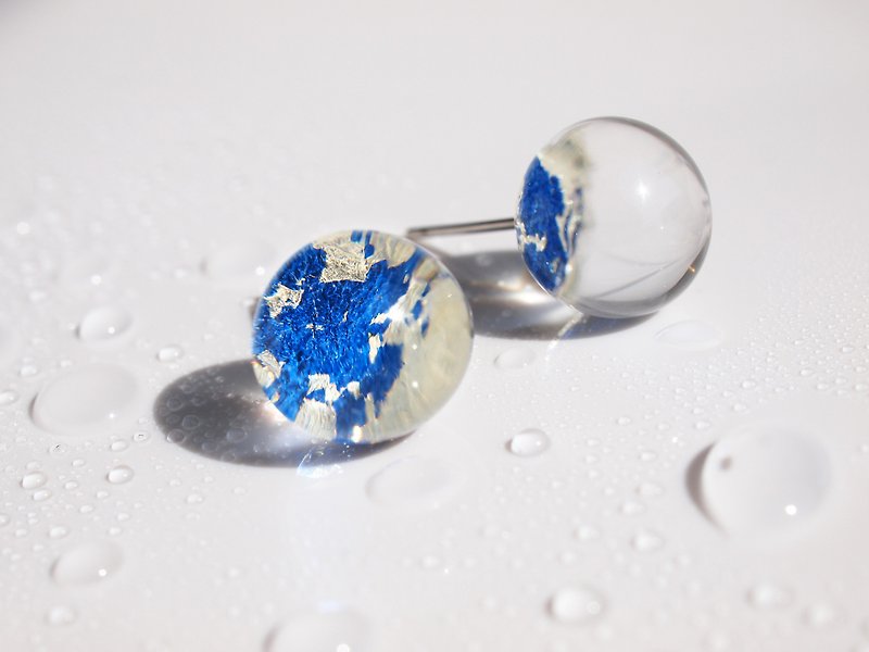 日本製　箔と樹脂のピアス・イヤリング　マリンブルー×クリア　10mm　シンプルスタッドの夏ジュエリー - 耳环/耳夹 - 压克力 蓝色