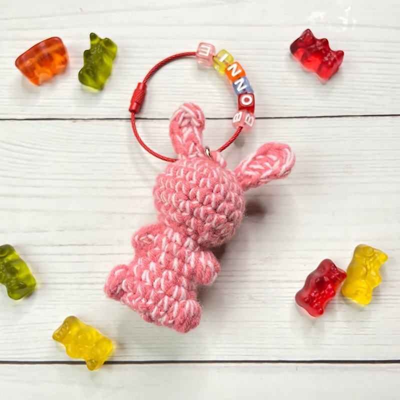 Gummy bunny 兔兔软糖吊饰+专属英文字母/钩针编织/可客 - 钥匙链/钥匙包 - 聚酯纤维 粉红色