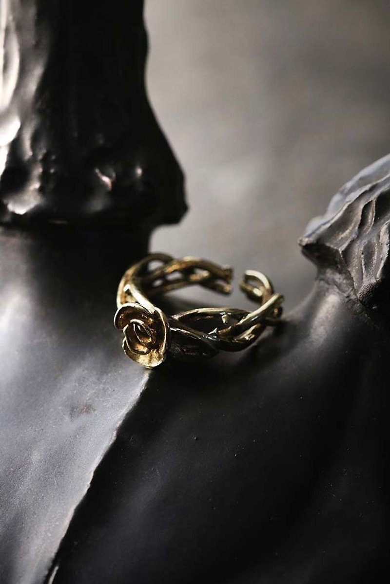 Rose and thorn Ring by DEFY. - 戒指 - 其他金属 