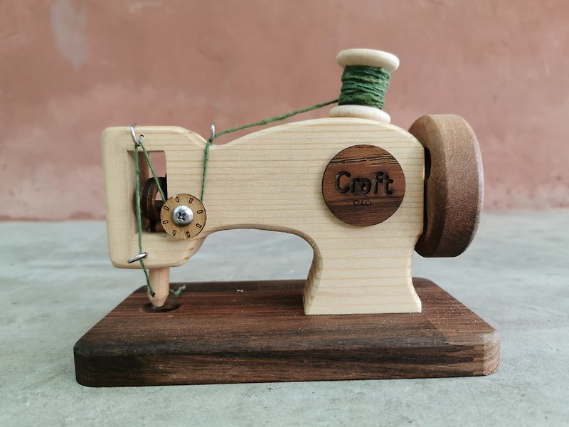Small wooden sewing machine : Kiddy - 摆饰 - 木头 咖啡色