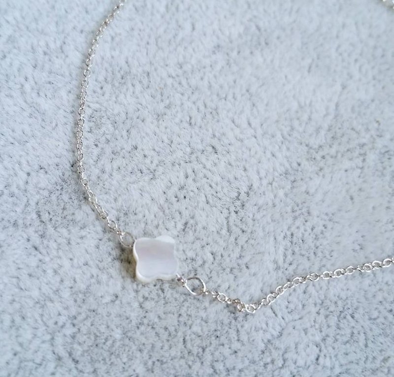 贝母四叶草 纯银手链 (链条为1mm粗) MOther pearl flower 925 silver bracelet - 手链/手环 - 其他材质 白色